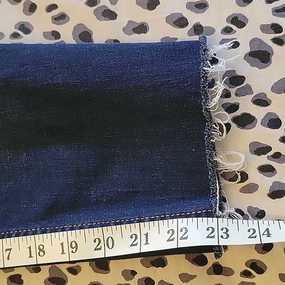 Old Navy mid-rise Rockstar super skinny frayed hemline cropped jeans - Picture 2 of 7